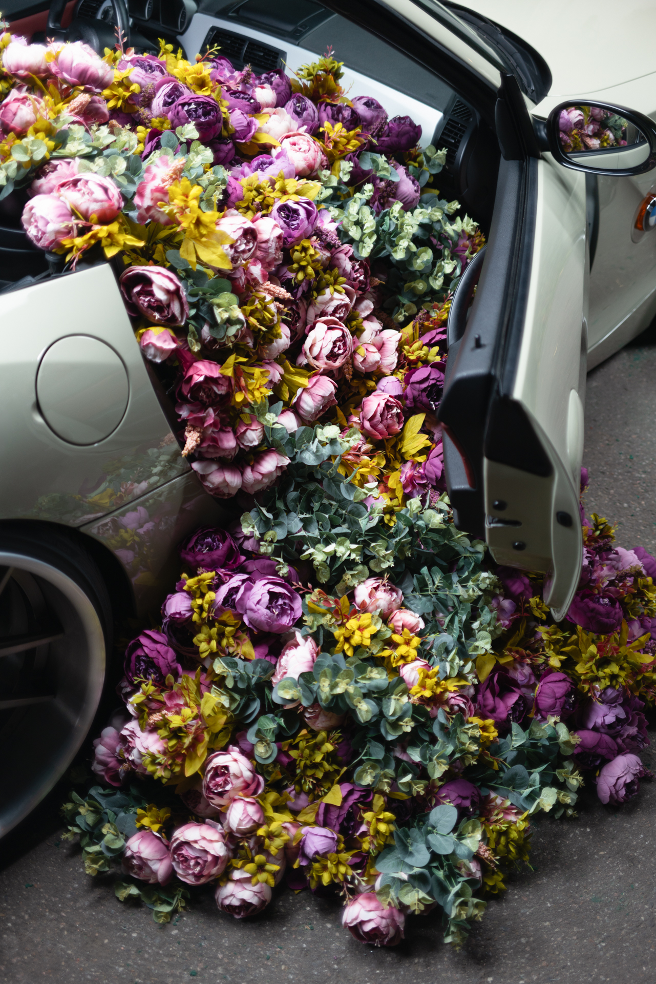 Flowers in the car 