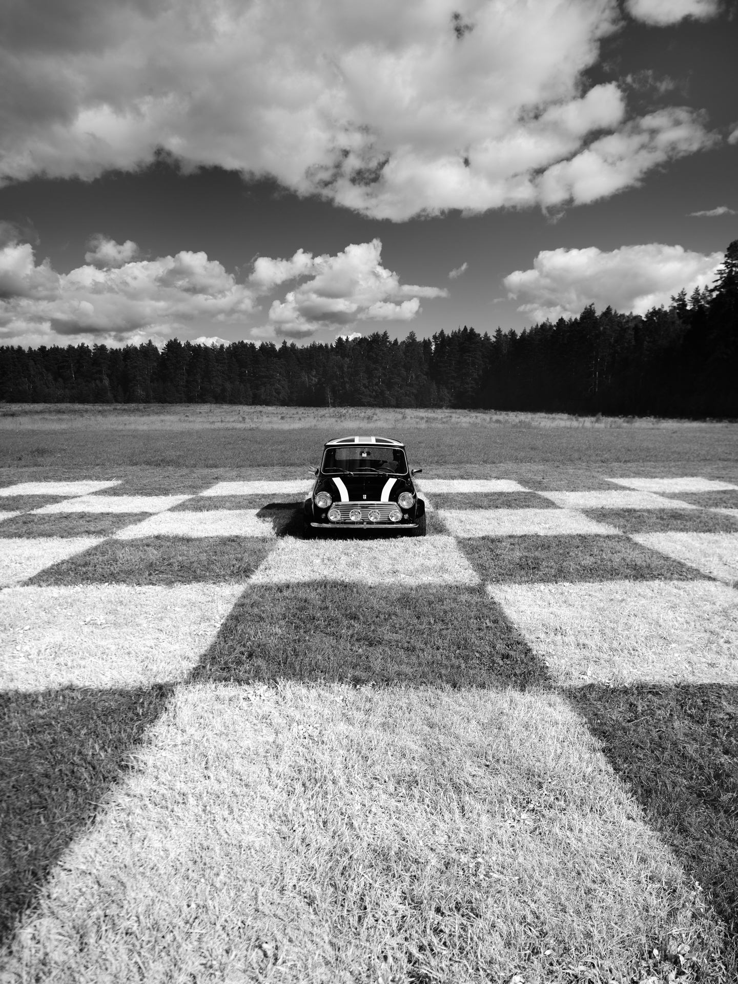 автомобиль Rover Mini на шахматном поле