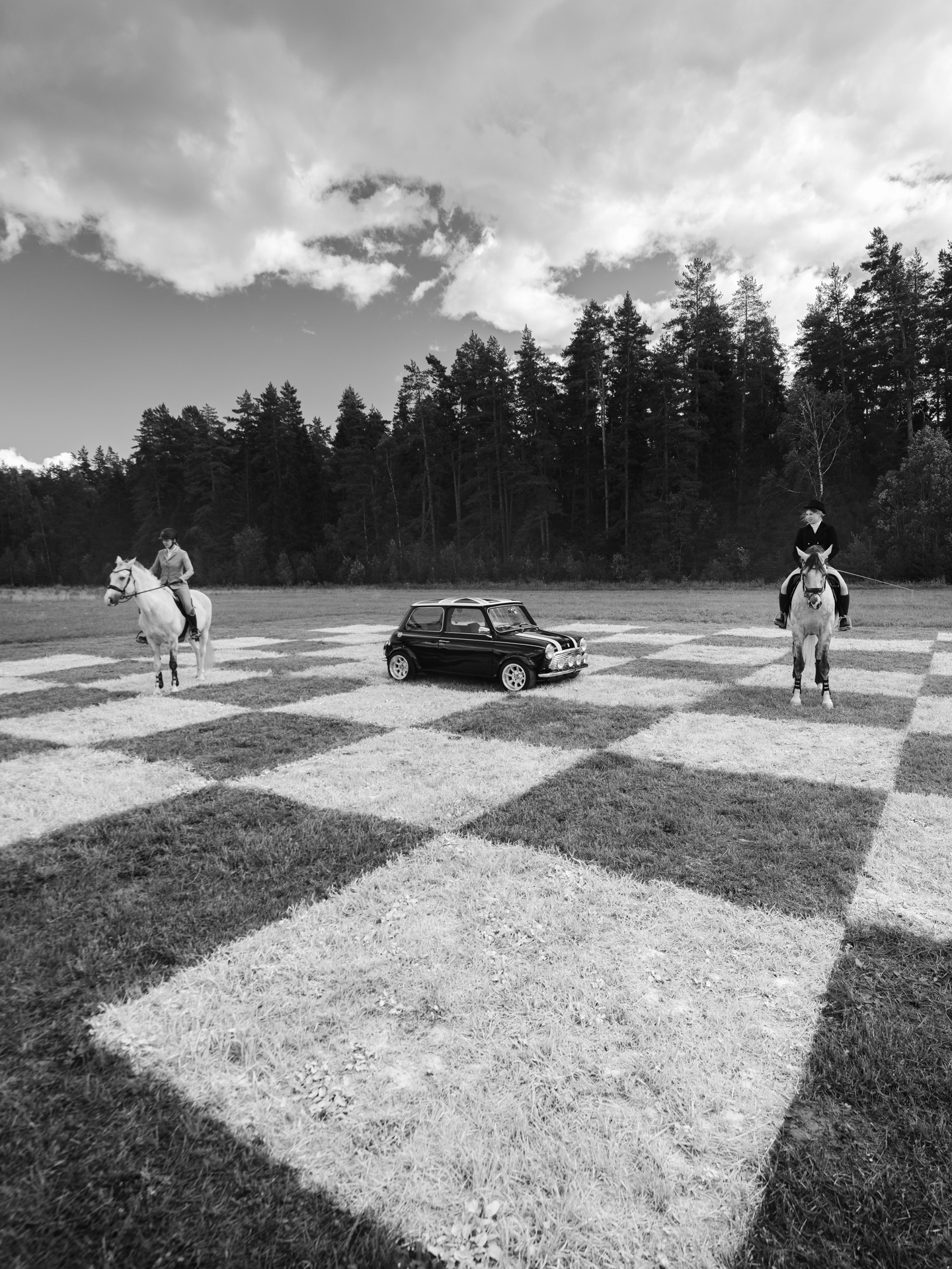 Фотосессия автомобиля Mini Cooper с лошадьми на шахматном поле