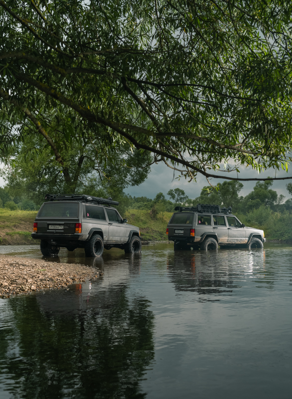 Внедорожники Jeep Cherokee в естественной среде обитания 