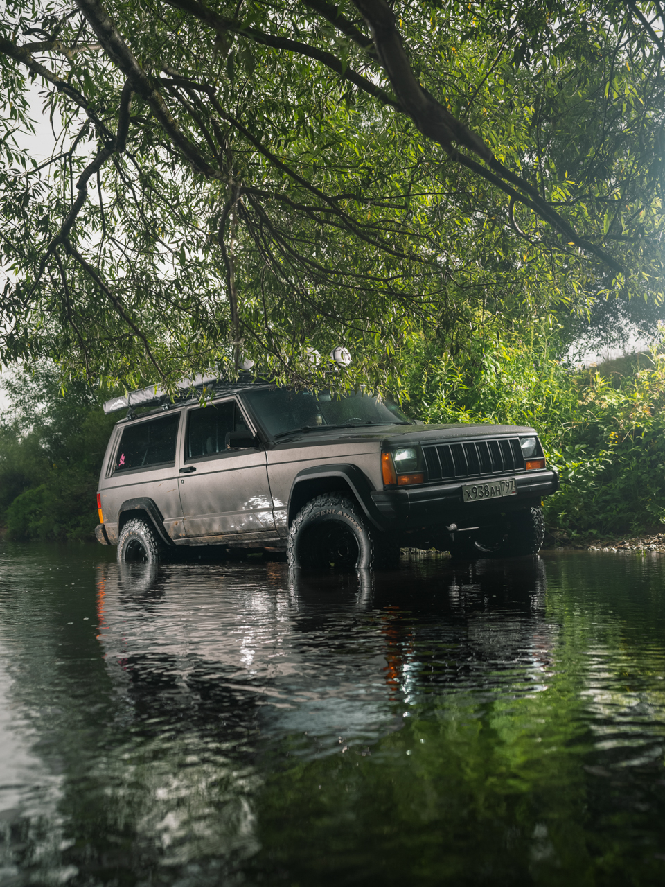 Jeep Cherokee в речке 
